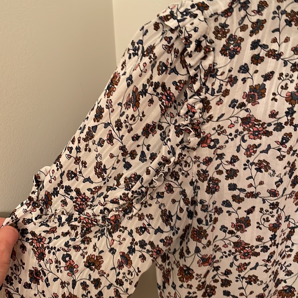 Cream and floral Loft EUC ruffle long sleeve - Picture 3 of 7